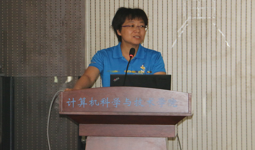 李丽香教授作学术报告.jpg 李丽香教授作学术报告.jpg